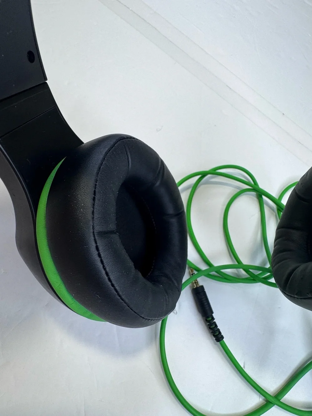 HP Wired Over-Ear Headphones Padded Black/Green 3.5mm Audio Jack Adjustable